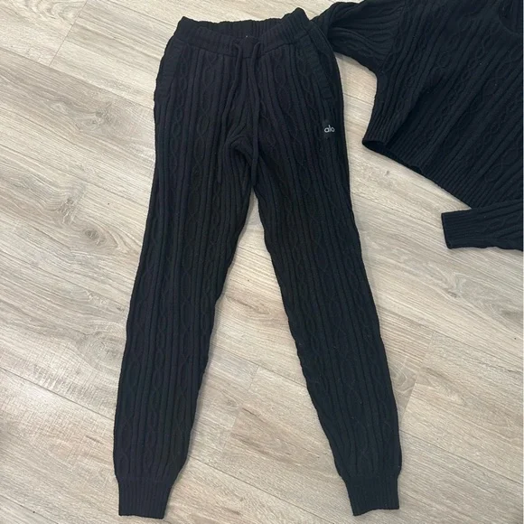 Alo black cable knit hooded sweatshirt and knit sweatpants set - Picture 3 of 7